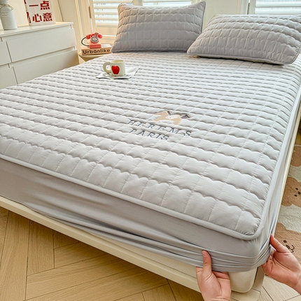 91家纺网 家纺一手货源 找家纺 （总）喜居 2024新款A类小马刺绣原棉大豆夹棉床笠床垫保护套