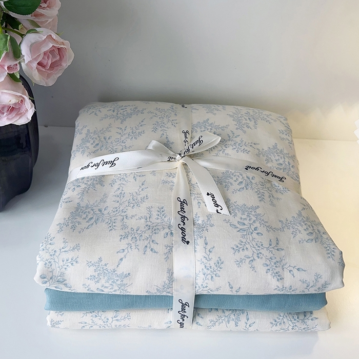 91家纺网 家纺一手货源 找家纺 麦伦家居 2024春夏新品全棉有氧双层纱印花系列四件套（叠拍图） 蓝萱