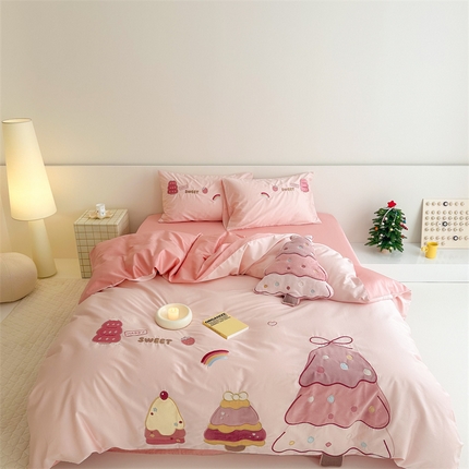 91家纺网 家纺一手货源 找家纺 （总）西西家居 2024新款100支长绒棉精致绣花工艺儿童卡通系列四件套-粉色小树林