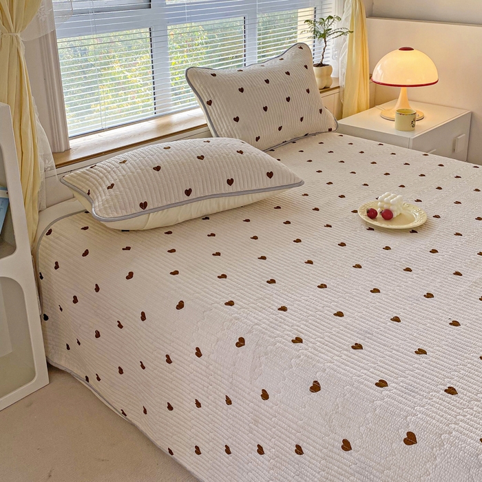 91家纺网 家纺一手货源 找家纺 缦卡琳 2024新款有氧泡泡棉床盖系列 咖色爱心