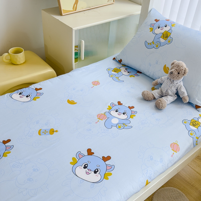 91家纺网 家纺一手货源 找家纺 金鑫汇 2024新款全棉卡通印花学生床垫套床笠系列 瑞龙送福