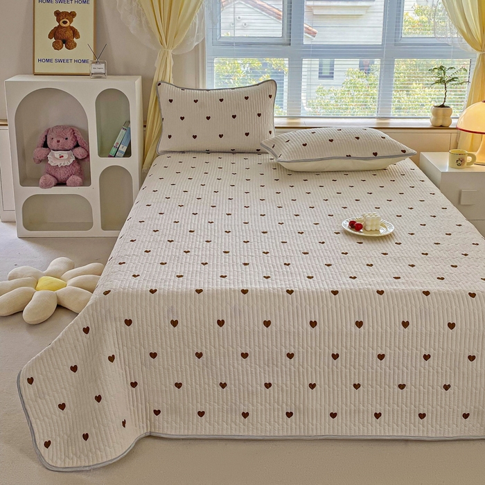 91家纺网 家纺一手货源 找家纺 缦卡琳 2024新款有氧泡泡棉床盖系列 咖色爱心