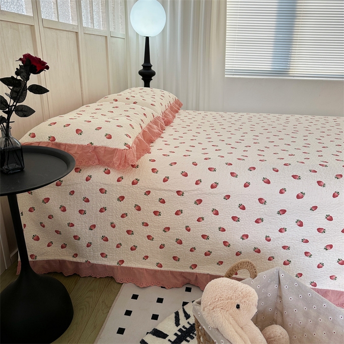 91家纺网 家纺一手货源 找家纺 佰织鑫家居（会员-5元） 2024新款全棉法式棉花床盖三件套 甜甜草莓