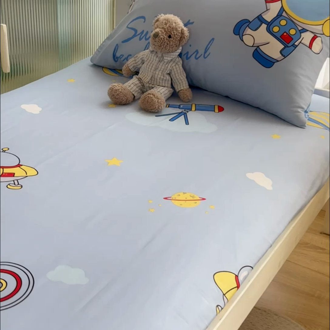 91家纺网 家纺一手货源 找家纺 金鑫汇 2024新款全棉卡通印花学生床垫套床笠系列 宇宙奥秘