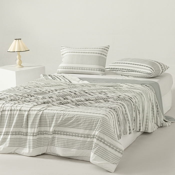 91家纺网 家纺一手货源 找家纺 佳居缘 发2024新款A类印花冰氨凉感夏被 条纹世家