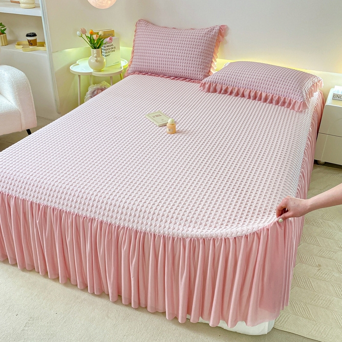 91家纺网 家纺一手货源 找家纺 卡派 2024新款凉豆豆冰丝软床裙 优雅粉