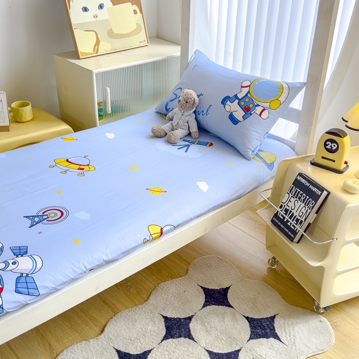 91家纺网 家纺一手货源 找家纺 金鑫汇 2024新款全棉卡通印花学生床垫套床笠系列 宇宙奥秘