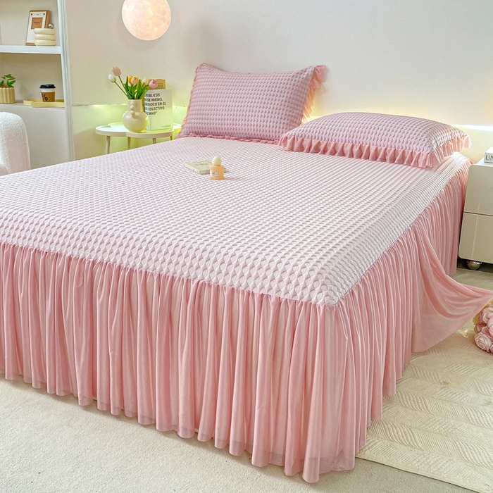 91家纺网 家纺一手货源 找家纺 卡派 2024新款凉豆豆冰丝软床裙 优雅粉