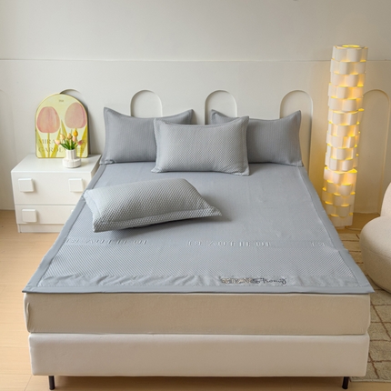 91家纺网 家纺一手货源 找家纺 （总）伊而梦 2024新款A类3D凉感冰豆豆字母刺绣凉席