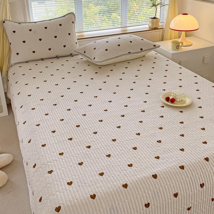 91家纺网 家纺一手货源 找家纺 缦卡琳 2024新款有氧泡泡棉床盖系列 咖色爱心