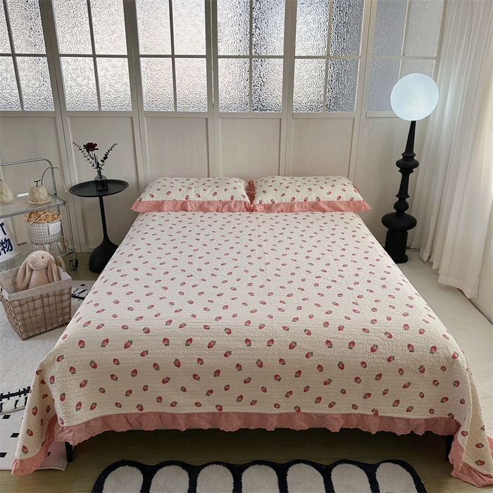91家纺网 家纺一手货源 找家纺 佰织鑫家居（会员-5元） 2024新款全棉法式棉花床盖三件套 甜甜草莓
