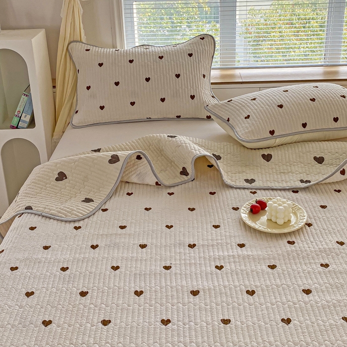 91家纺网 家纺一手货源 找家纺 缦卡琳 2024新款有氧泡泡棉床盖系列 咖色爱心