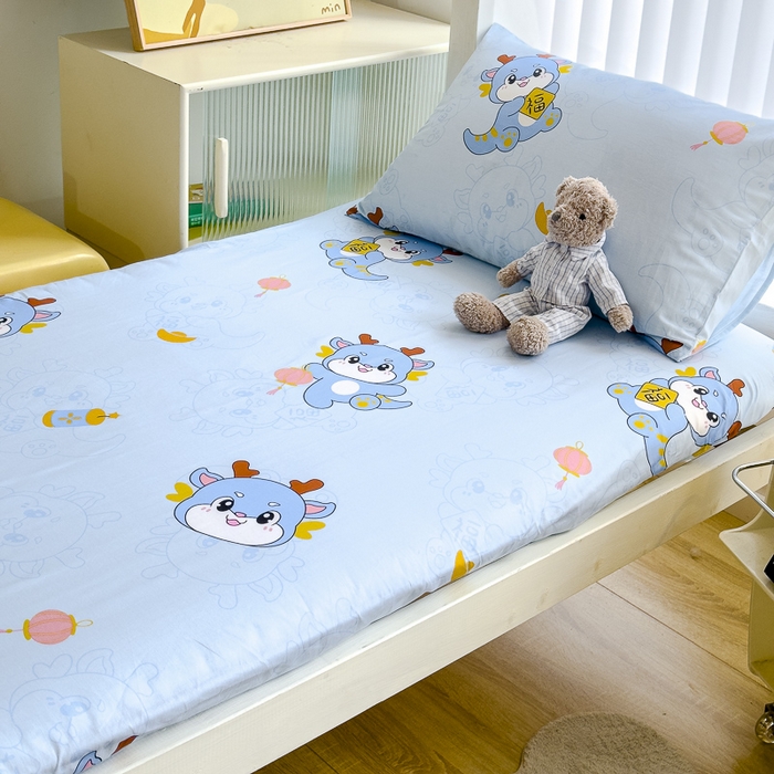 91家纺网 家纺一手货源 找家纺 金鑫汇 2024新款全棉卡通印花学生床垫套床笠系列 瑞龙送福