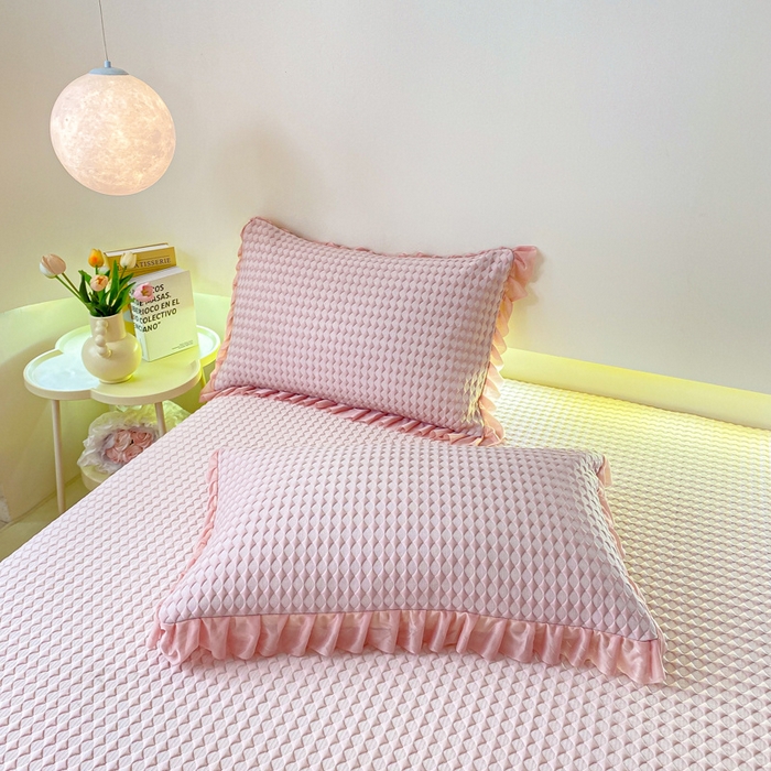 91家纺网 家纺一手货源 找家纺 卡派 2024新款凉豆豆冰丝软床裙 优雅粉