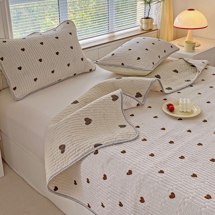 91家纺网 家纺一手货源 找家纺 缦卡琳 2024新款有氧泡泡棉床盖系列 咖色爱心