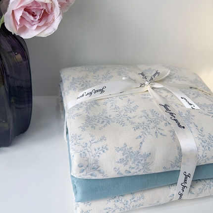 91家纺网 家纺一手货源 找家纺 麦伦家居 2024春夏新品全棉有氧双层纱印花系列四件套（叠拍图） 蓝萱