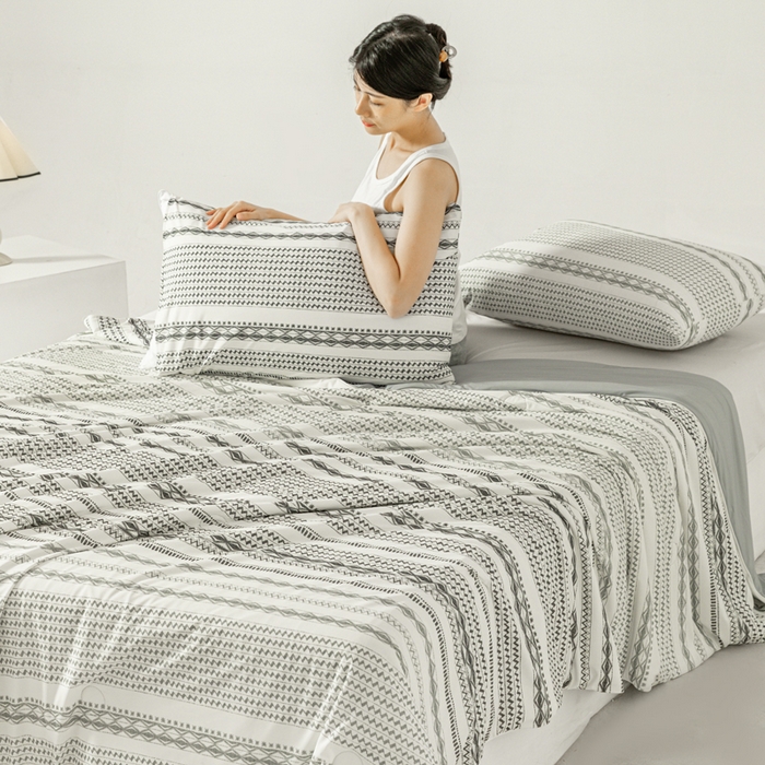 91家纺网 家纺一手货源 找家纺 佳居缘 发2024新款A类印花冰氨凉感夏被 条纹世家