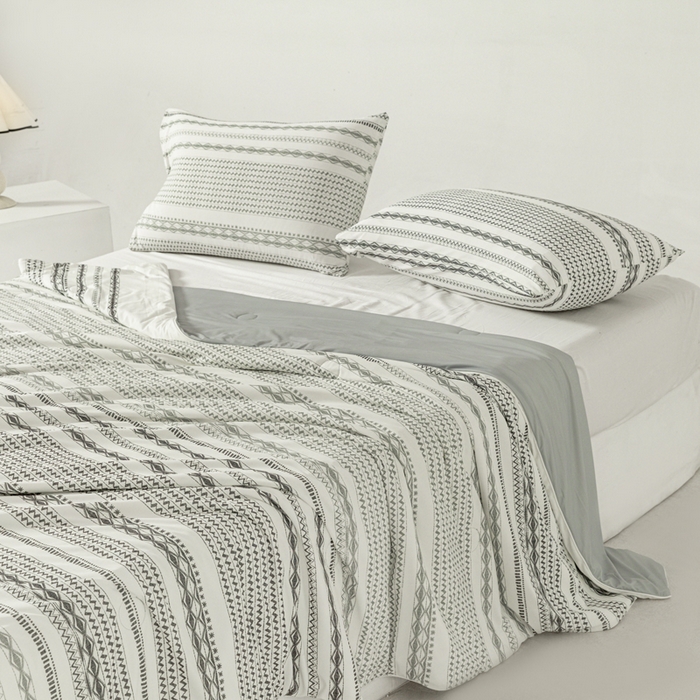 91家纺网 家纺一手货源 找家纺 佳居缘 发2024新款A类印花冰氨凉感夏被 条纹世家