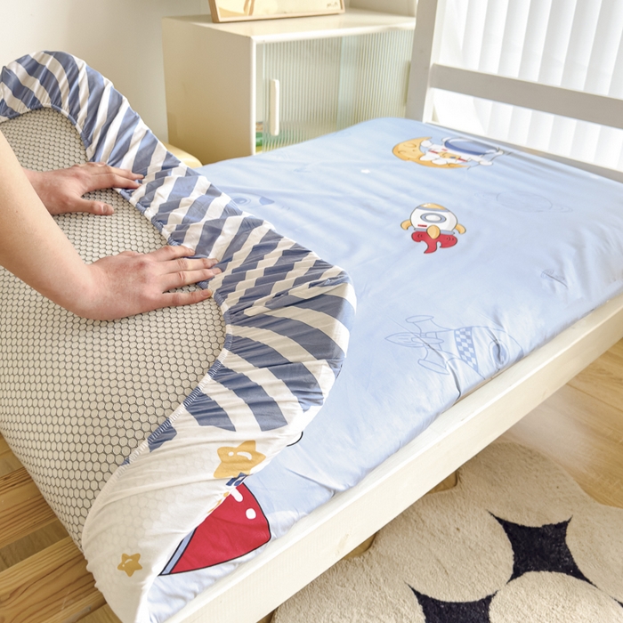 91家纺网 家纺一手货源 找家纺 金鑫汇 2024新款全棉卡通印花学生床垫套床笠系列 冲上云霄