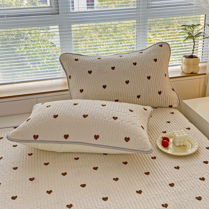 91家纺网 家纺一手货源 找家纺 缦卡琳 2024新款有氧泡泡棉床盖系列 咖色爱心