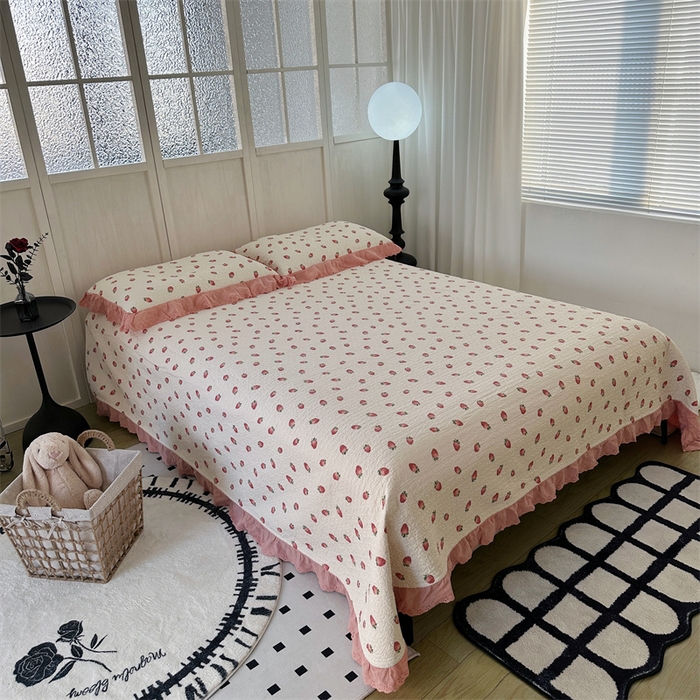 91家纺网 家纺一手货源 找家纺 佰织鑫家居（会员-5元） 2024新款全棉法式棉花床盖三件套 甜甜草莓