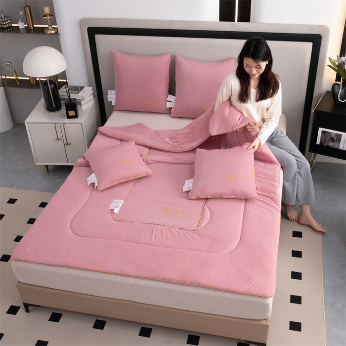 91家纺网 家纺一手货源 找家纺 照世 2024新款凉感丝轻奢抱枕被 樱花粉