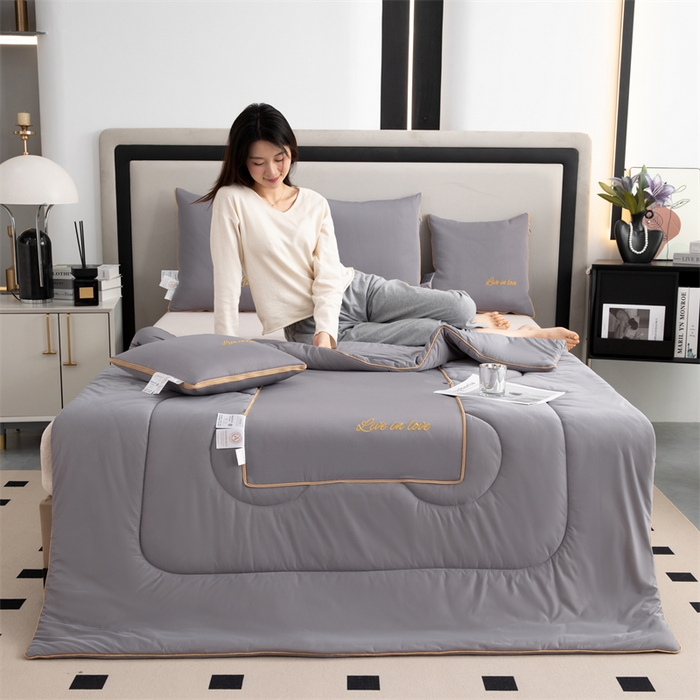 91家纺网 家纺一手货源 找家纺 照世 2024新款凉感丝轻奢抱枕被 深灰色