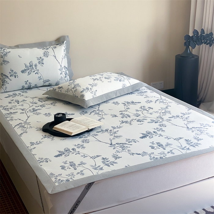 91家纺网 家纺一手货源 找家纺 三味舒屋 2026新款凉感抗菌防螨印花冰丝养生席手绘系列【花卉】床席款 枝晓蓝