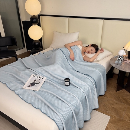 91家纺网 家纺一手货源 找家纺 伊被源 2024新款A类华夫格凉感丝盖毯点点夏被 天空蓝