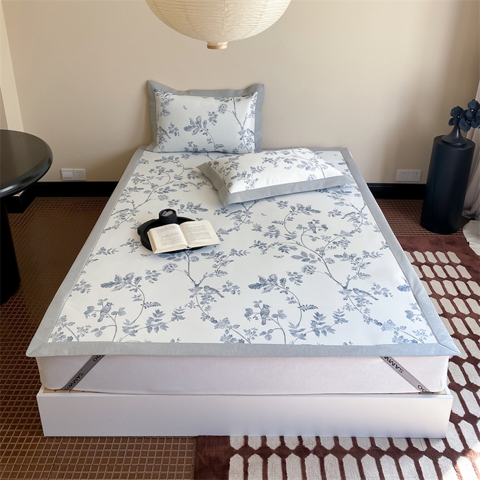 91家纺网 家纺一手货源 找家纺 三味舒屋 2026新款凉感抗菌防螨印花冰丝养生席手绘系列【花卉】床席款 枝晓蓝
