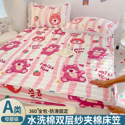91家纺网 家纺一手货源 找家纺 默忆2025新款水洗棉双层纱印花夹棉床笠 快乐草莓熊