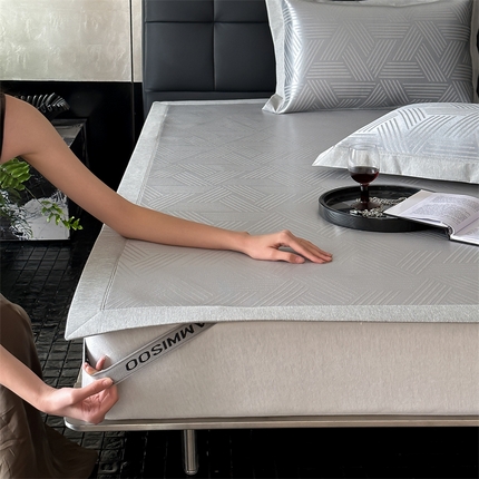 91家纺网 家纺一手货源 找家纺 三味舒屋 2025新款轻奢主义抗菌防螨凉感提花冰丝养生席床席款 伊万