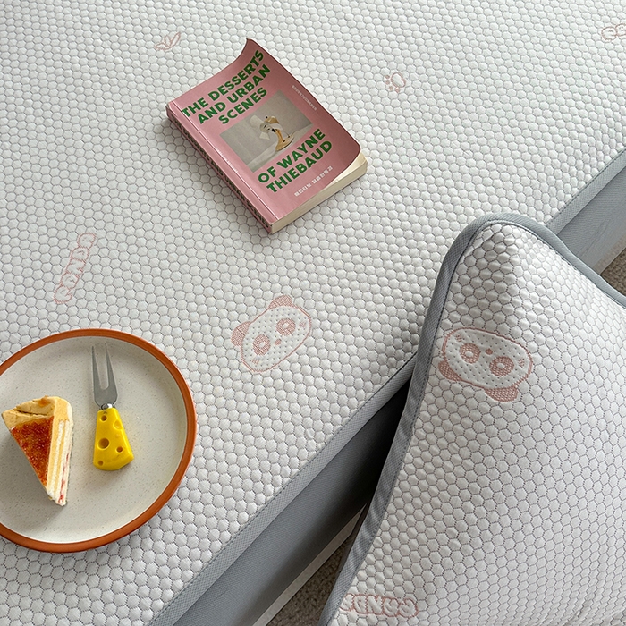 91家纺网 家纺一手货源 找家纺 2024 新款A类立体提花冰豆豆凉感抗菌凉席床笠款 熊猫粉紫