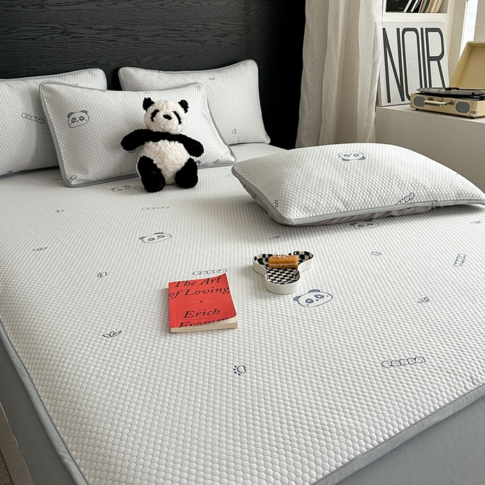 91家纺网 家纺一手货源 找家纺 2024 新款A类立体提花冰豆豆凉感抗菌凉席床笠款 熊猫蓝灰