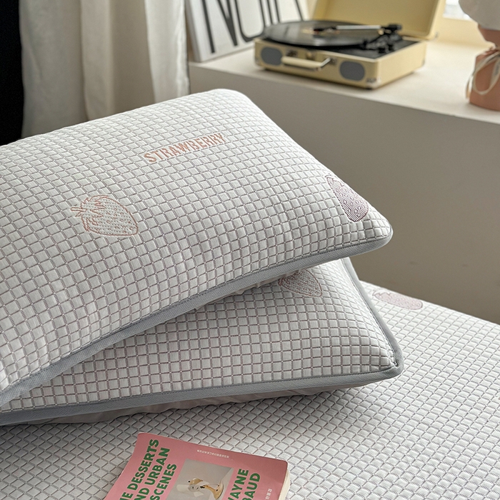 91家纺网 家纺一手货源 找家纺 2024 新款A类立体提花冰豆豆凉感抗菌凉席床笠款 小草莓粉紫