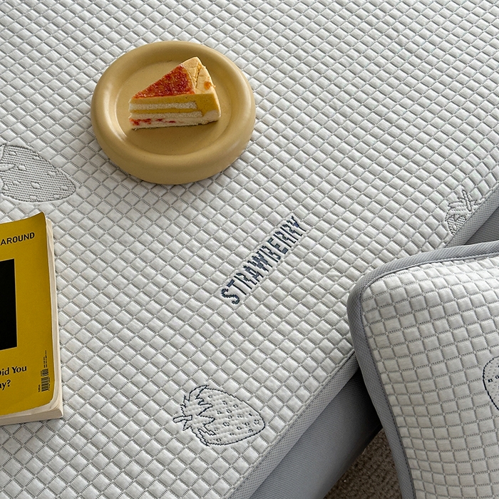 91家纺网 家纺一手货源 找家纺 2024 新款A类立体提花冰豆豆凉感抗菌凉席床笠款 小草莓蓝灰