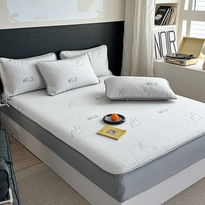 91家纺网 家纺一手货源 找家纺 2024 新款A类立体提花冰豆豆凉感抗菌凉席床笠款 恐龙蓝灰