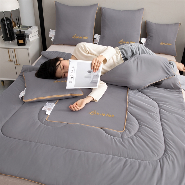 91家纺网 家纺一手货源 找家纺 照世 2024新款凉感丝轻奢抱枕被 深灰色