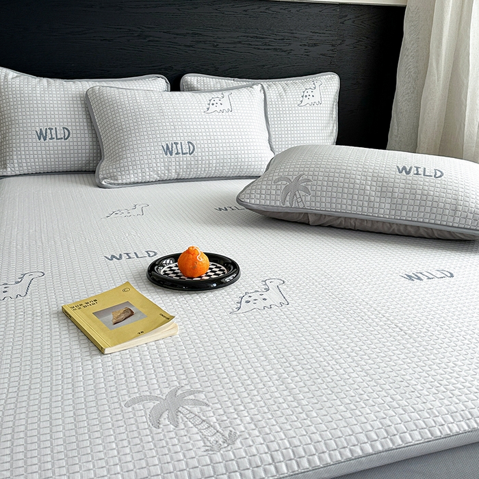 91家纺网 家纺一手货源 找家纺 2024 新款A类立体提花冰豆豆凉感抗菌凉席床笠款 恐龙蓝灰