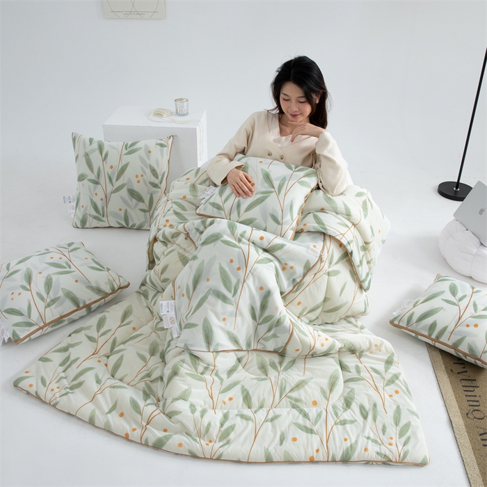 91家纺网 家纺一手货源 找家纺 照世 2025新款凉感丝印花抱枕被 花枝蔓