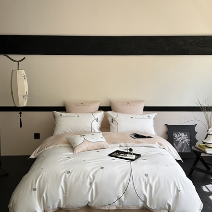 91家纺网 家纺一手货源 找家纺 FORTWO2024新款50S新中式长绒棉四件套-场景二 小盏月