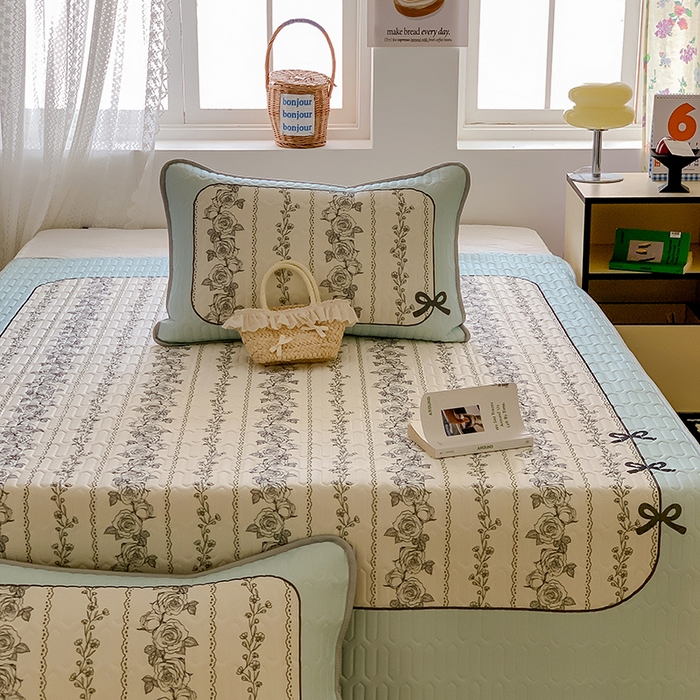 91家纺网 家纺一手货源 找家纺 顾里家纺 顾里家纺 2024新款凉感丝数码印花INS风大版凉席三件套 国风花朵蓝