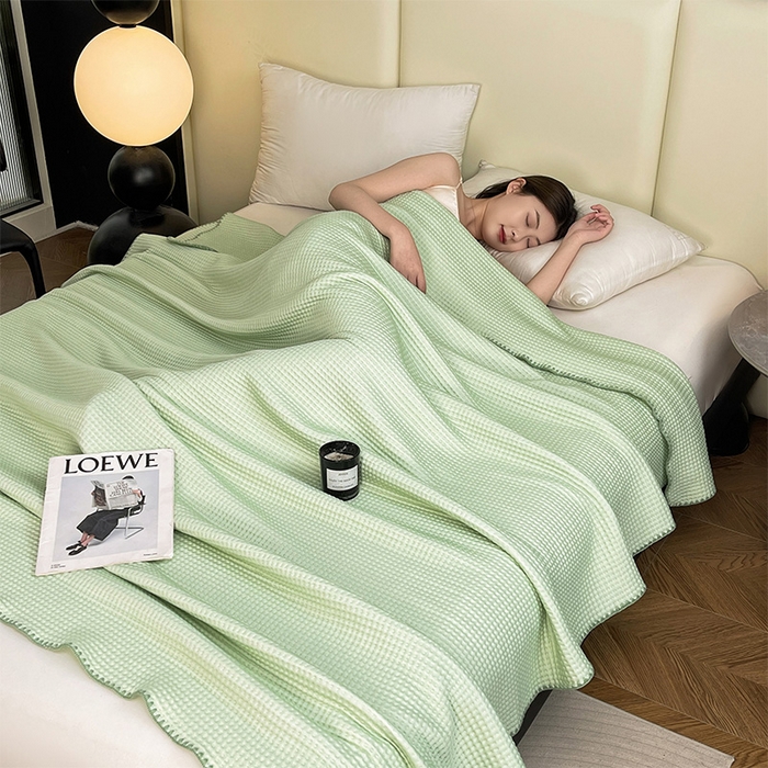 91家纺网 家纺一手货源 找家纺 伊被源 2024新款A类华夫格凉感丝盖毯点点夏被 云川绿