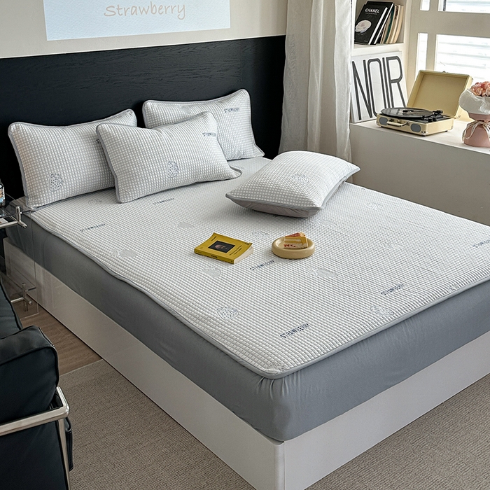 91家纺网 家纺一手货源 找家纺 2024 新款A类立体提花冰豆豆凉感抗菌凉席床笠款 小草莓蓝灰