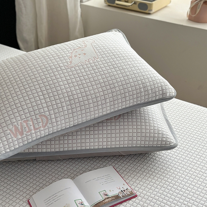 91家纺网 家纺一手货源 找家纺 2024 新款A类立体提花冰豆豆凉感抗菌凉席床笠款 恐龙粉紫