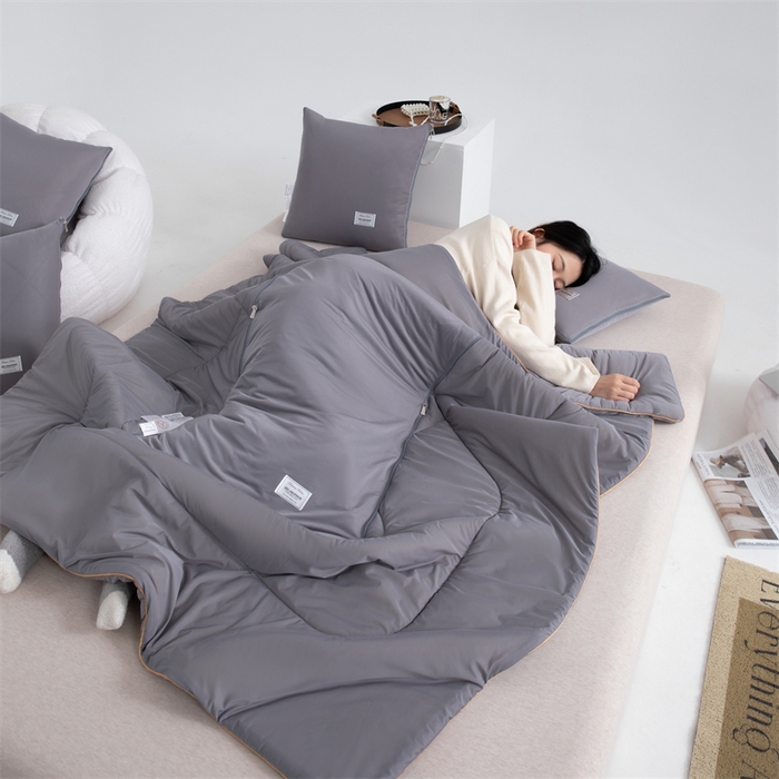 91家纺网 家纺一手货源 找家纺 照世 2024新款凉感丝贴布绣抱枕被 深灰色