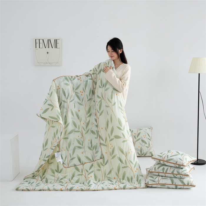 91家纺网 家纺一手货源 找家纺 照世 2025新款凉感丝印花抱枕被 花枝蔓