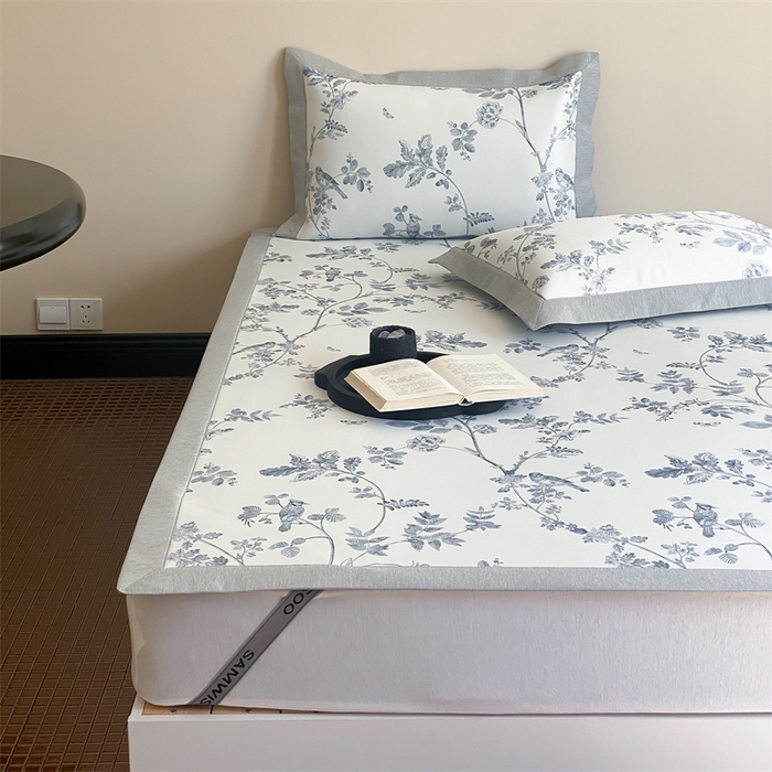 91家纺网 家纺一手货源 找家纺 三味舒屋 2026新款凉感抗菌防螨印花冰丝养生席手绘系列【花卉】床席款 枝晓蓝