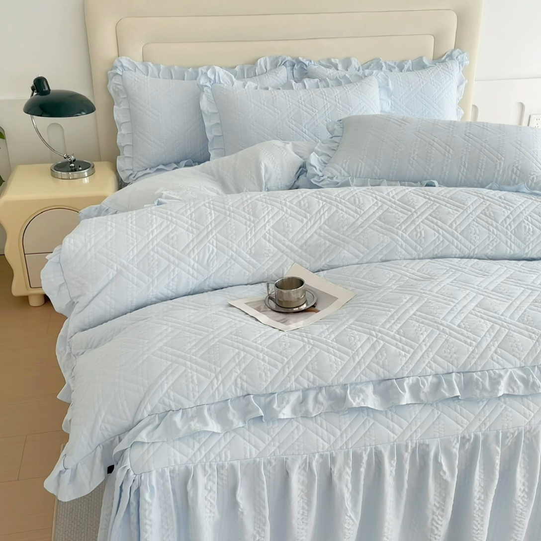 91家纺网 家纺一手货源 找家纺 十个点 2024新款亲肤水洗泡泡棉夹棉绗缝床裙款单品及套件 天蓝