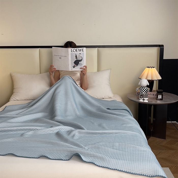 91家纺网 家纺一手货源 找家纺 伊被源 2024新款A类华夫格凉感丝盖毯点点夏被 天空蓝